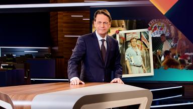 "Aktenzeichen XY... International vom 07. Oktober 2026": Moderator Rudi Cerne steht im Studio, im Hintergrund ein Bildschirm, auf dem ein Fall der Sendung abgebildet ist.