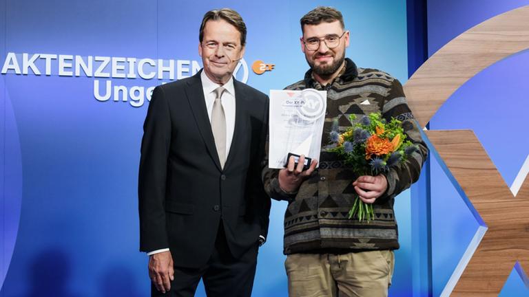 Moderator Rudi Cerne mit Preisträger Thomas Köpplin bei der XY-Preisverleihung.