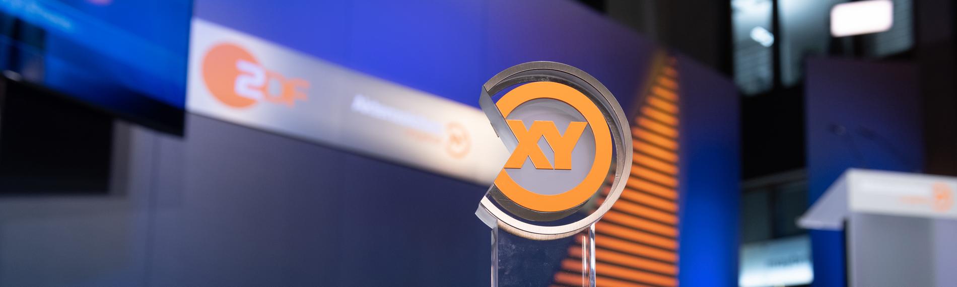 XY-Preis: Statue auf Bühne  