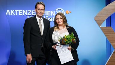 Pflegerin Inna Rommelfanger bei der XY-Preisverleihung mit Rudi Cerne.