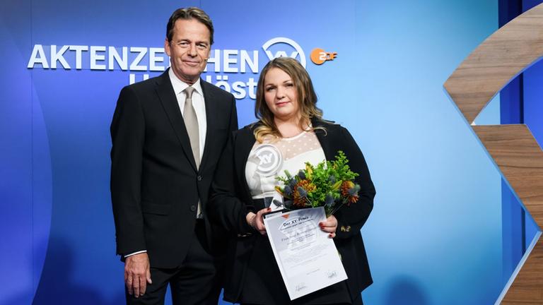 Pflegerin Inna Rommelfanger bei der XY-Preisverleihung mit Rudi Cerne.