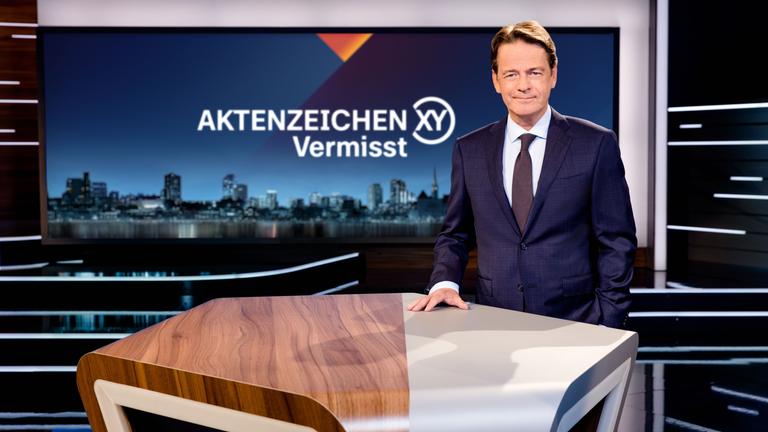 "Aktenzeichen XY... Vermisst": Rudi Cerne steht im Studio.