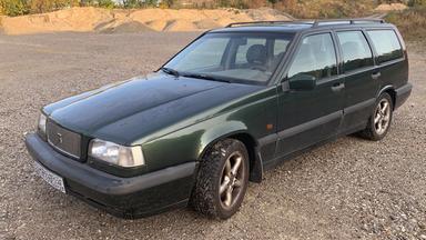 Vergleichsfahrzeug: Die Täter sollen in einem dunklen Volvo 960 Kombi unterwegs gewesen sein.