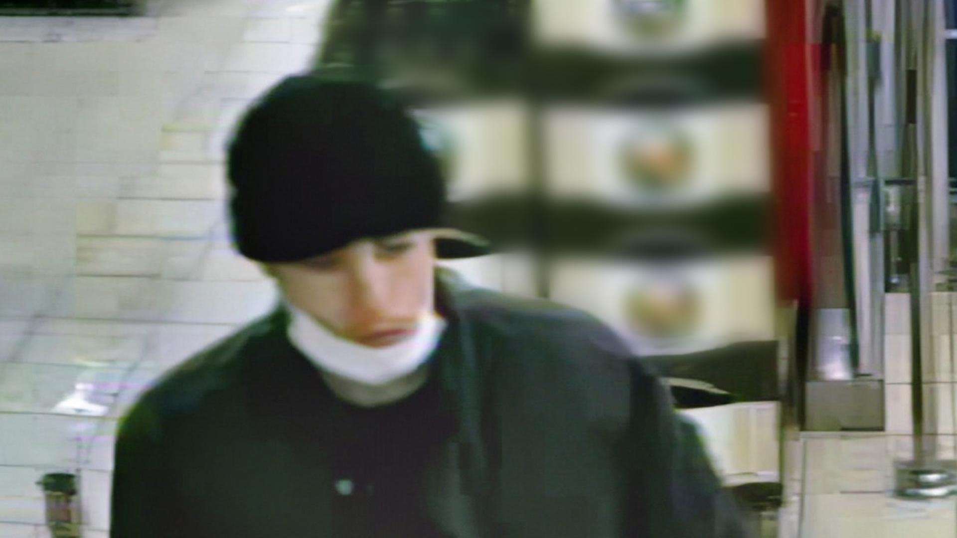 Foto aus einem Überwachungsvideo: Einer der Täter trug beim Betreten des Supermarkts in Waldrach einen weißen Mund-Nasen-Schutz. 