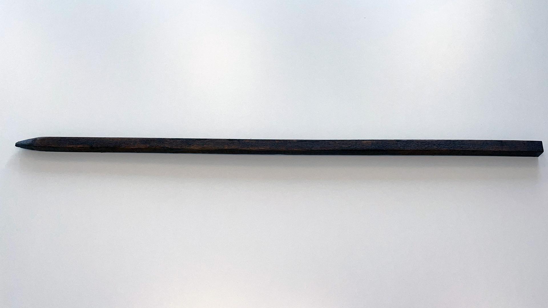 Das Vergleichsstück eines Holzpfahls, der in der Nähe des Tatorts gefunden wurde. 