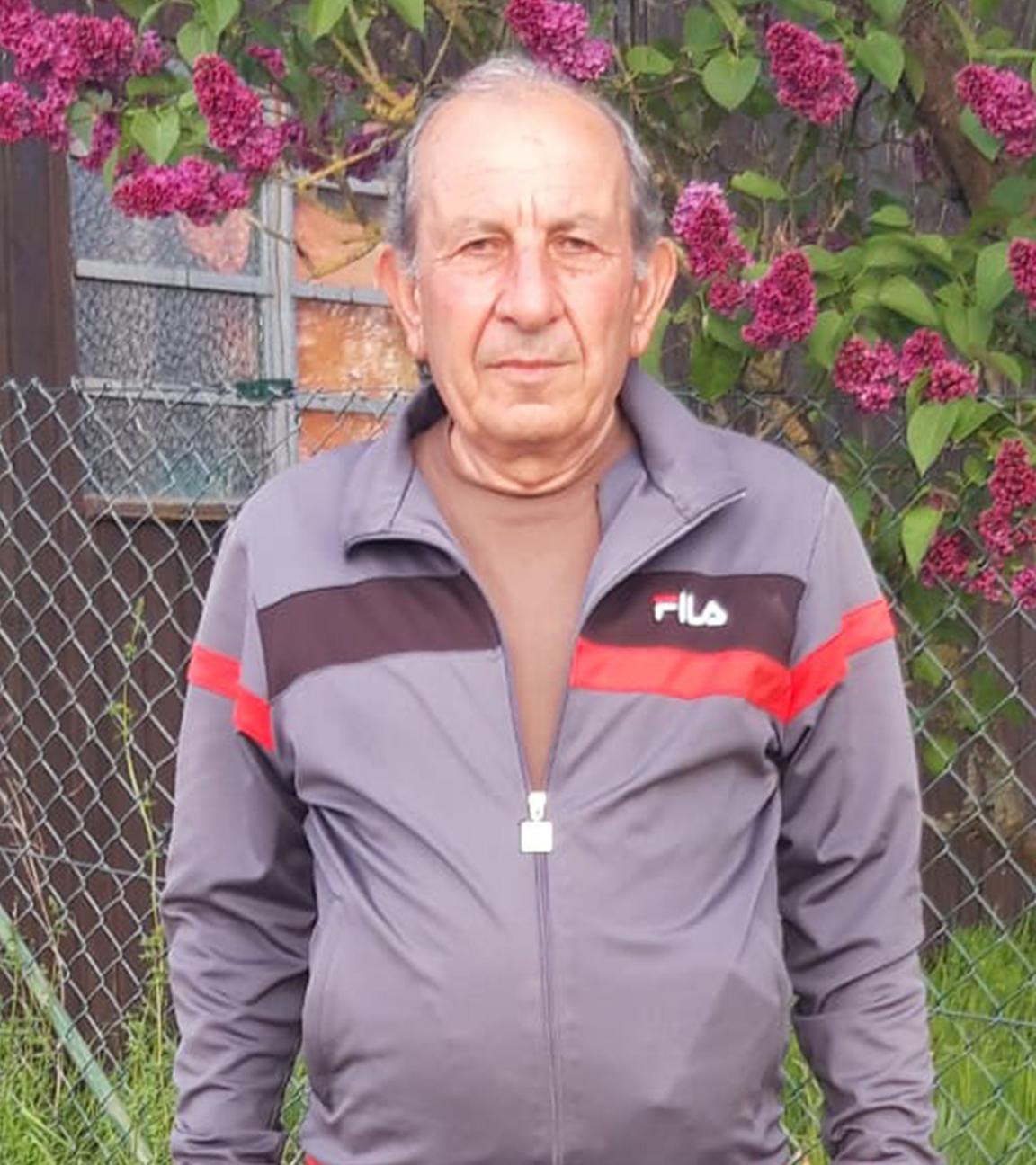 Suren I. in Freizeitkleidung in einem Garten. 