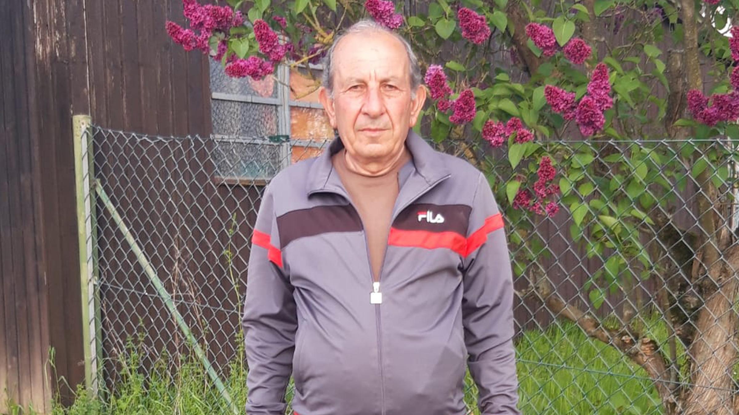 Suren I. in Freizeitkleidung in einem Garten. 