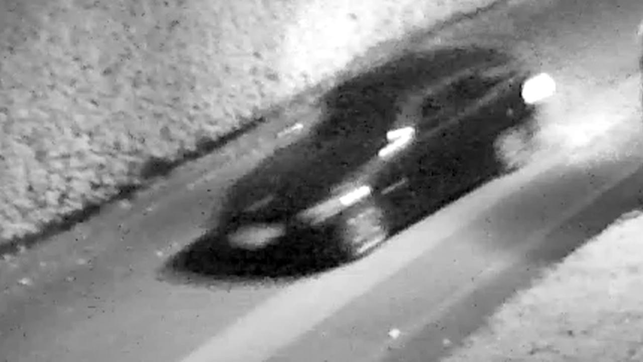 Die Aufnahme einer Überwachungskamera zeigt ein dunkles Auto, das möglicherweise von den Tätern benutzt wurde.