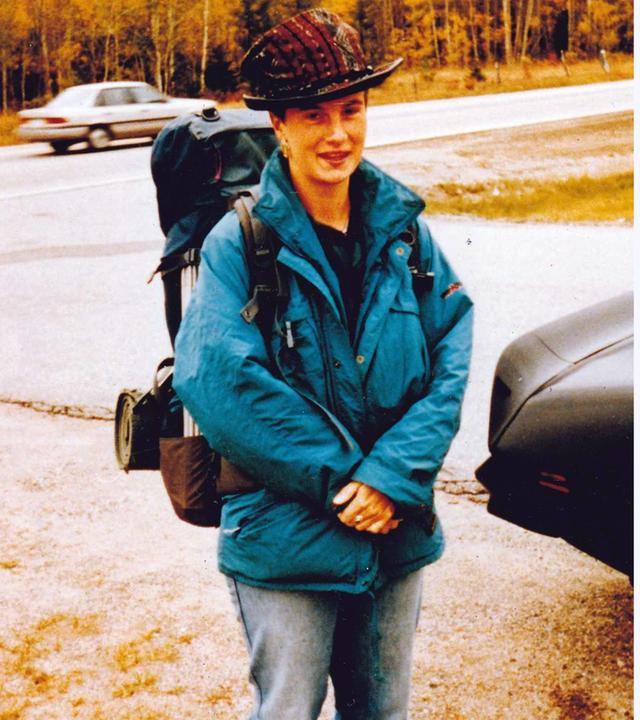 Collage aus zwei Bildern: Ulrike Herrmann in Wanderkleidung (links) und mit dem Kopf leicht im Profil (Schwarzweißfoto).