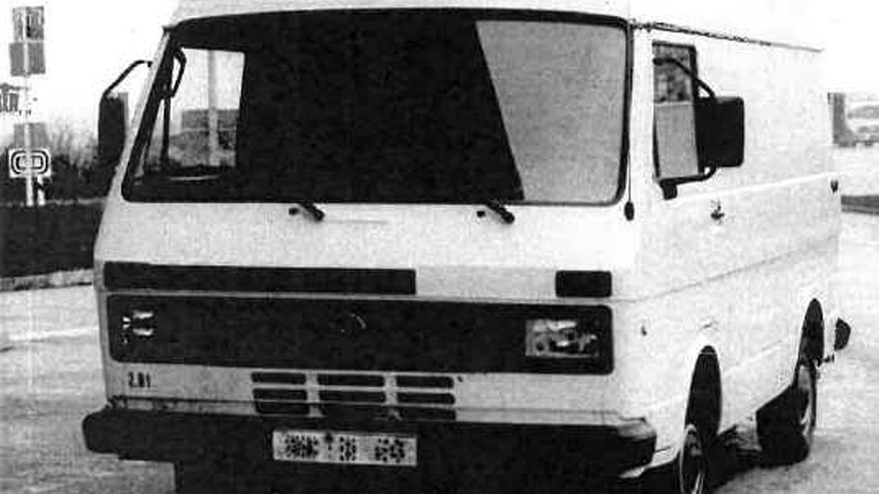 Frontansicht eines weißen VW LT Transporters