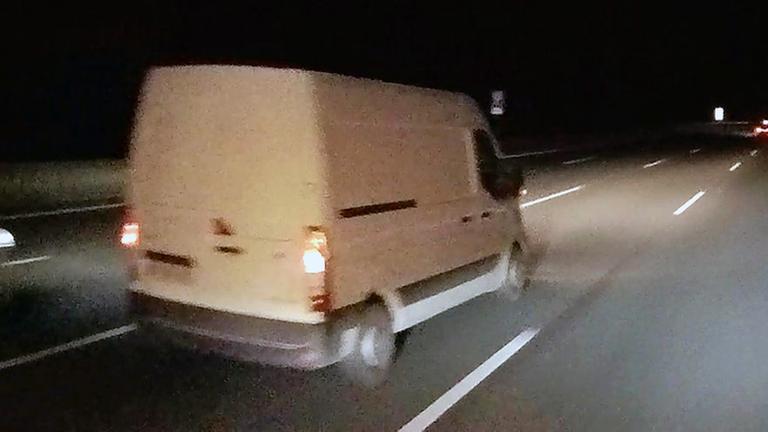 Screenshot aus Dashcam-Video: Der weiße Kleintransporter, der einen tödlichen Unfall auf der A3 verursacht hat.