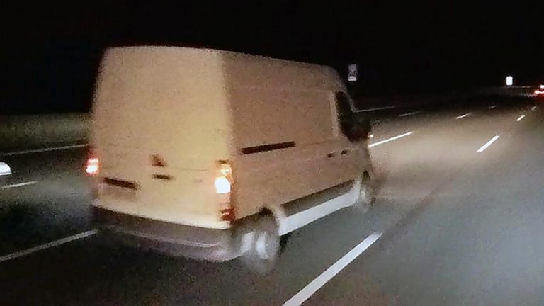 Screenshot aus Dashcam-Video: Der weiße Kleintransporter, der einen tödlichen Unfall auf der A3 verursacht hat.