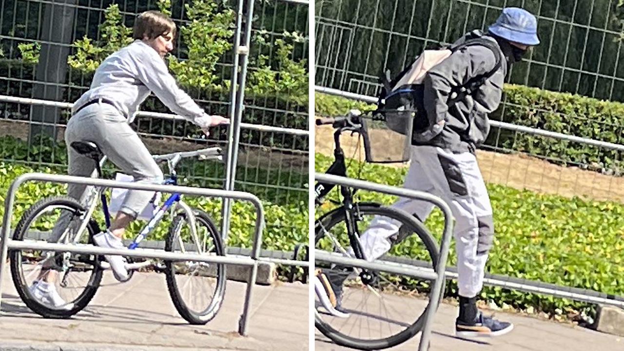 Handy-Aufnahmen eines Zeugen: Ein Täter mit weißer Anzughose und Hemd steigt auf ein blaues Fahrrad. Der andere Täter mit blauem Hut, weißer Handwerkerhose und Rucksack flüchtet vom Tatort.