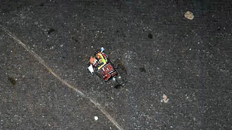 Bild vom Tatort: Eine zertrümmerte Desperados-Bierflasche liegt nach der Gewalttat auf dem Boden.
