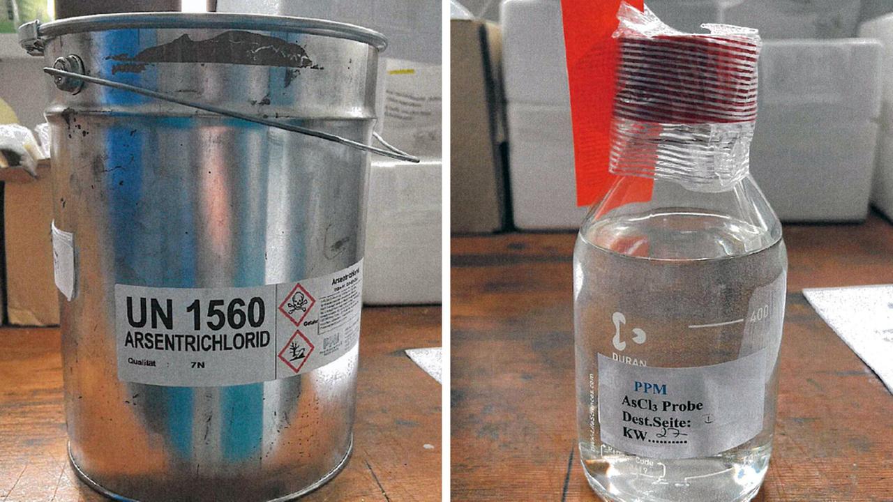 Behälter mit Arsentrichlorid. Links in einem Metallkanister, rechts in einem Fläschchen