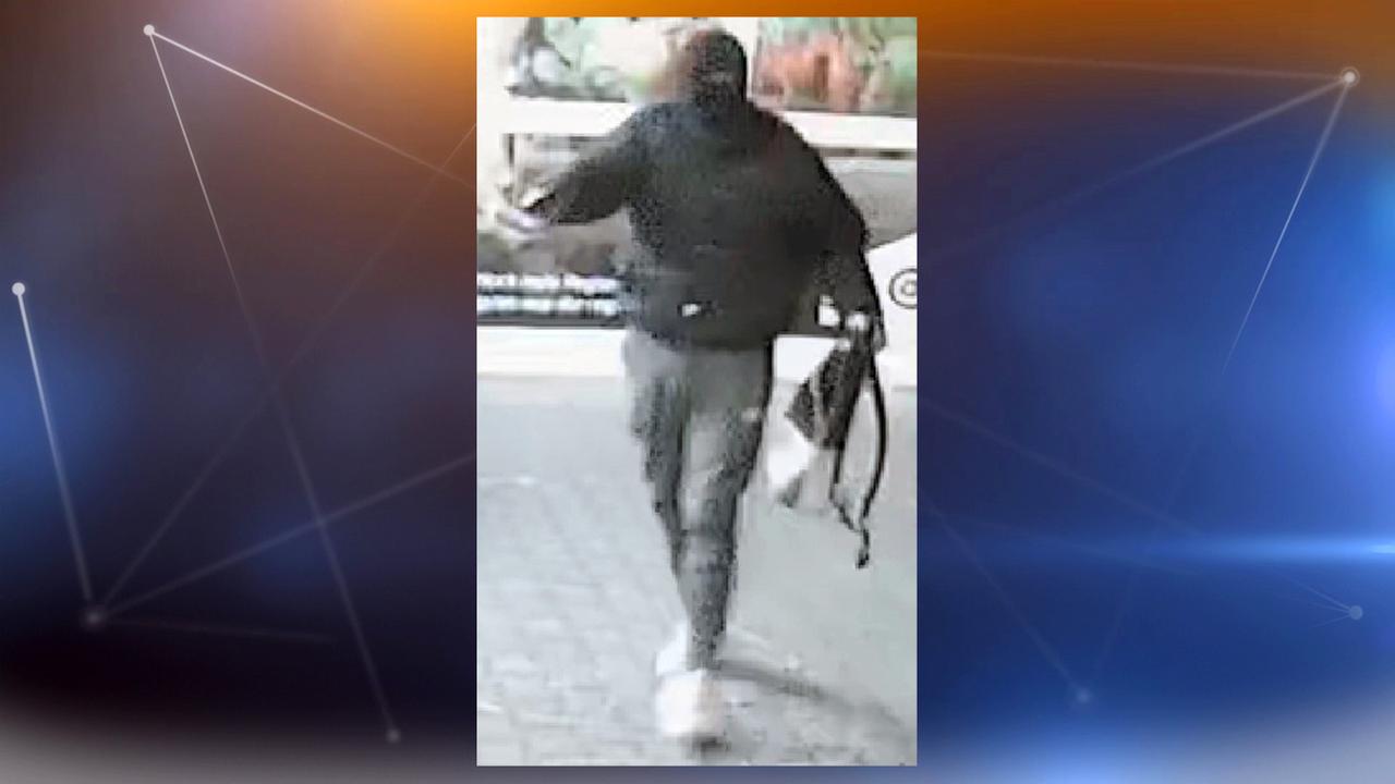 Videoaufnahme einer Überwachungskamera aus dem Supermarkt in Lutten: Ein maskierter und bewaffneter Verdächtiger dringt über die Nebentür in den Supermarkt ein.