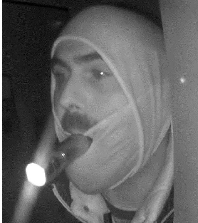 Fahndungsfotos aus einer Überwachungskamera: zwei gesuchte Männer zu einer Einbruchsserie im Raum Westerburg