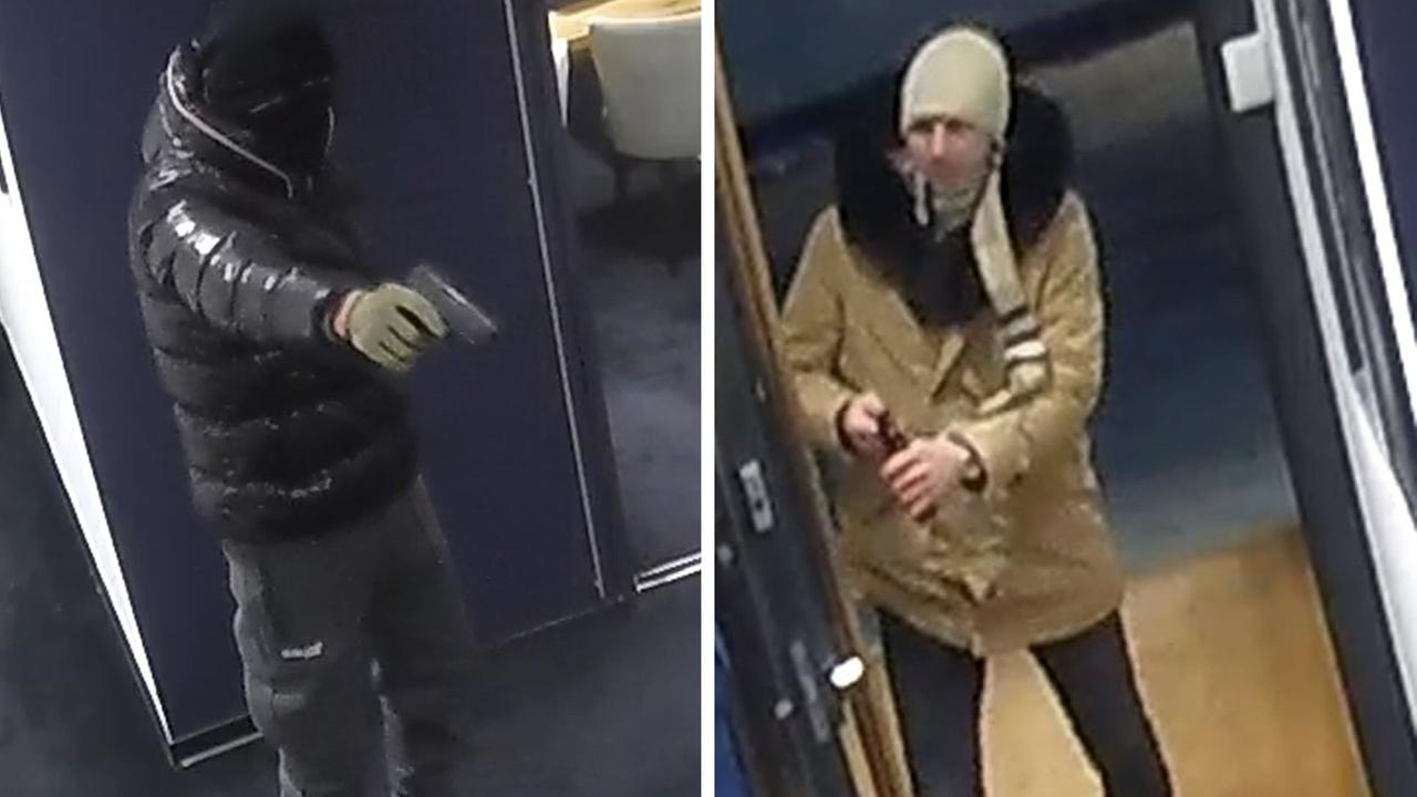 Bilder der Überwachungskamera: die beiden Gesuchten. Links: ein Mann mit Pistole. Rechts: ein Mann mit Reizgas