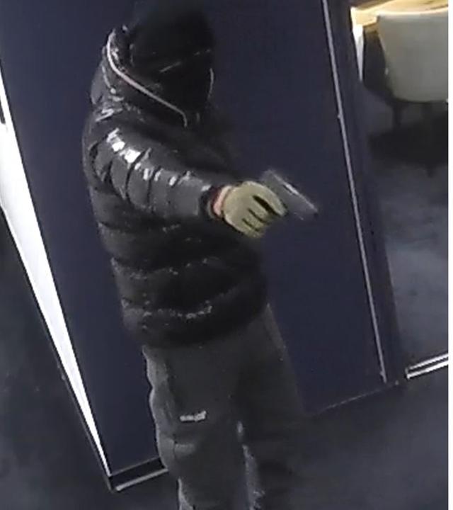Bilder der Überwachungskamera: die beiden Gesuchten. Links: ein Mann mit Pistole. Rechts: ein Mann mit Reizgas