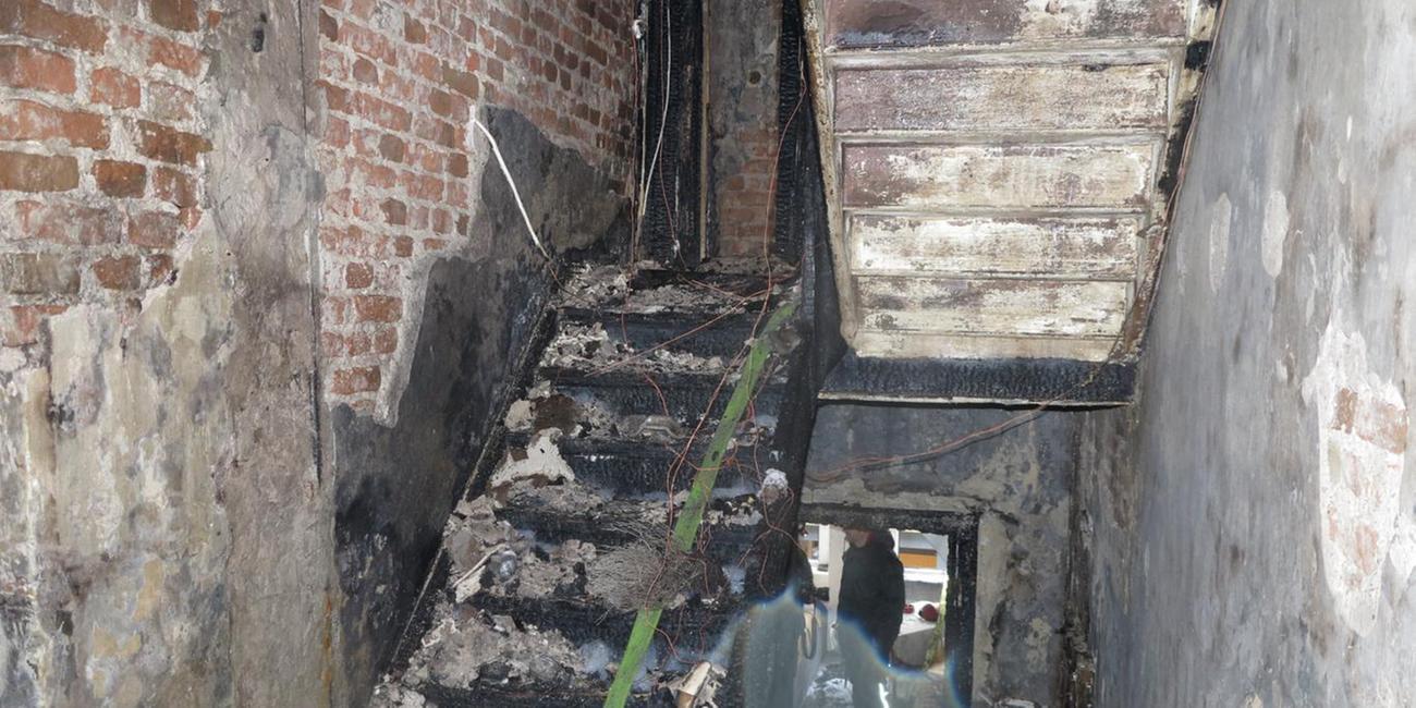 Das völlig ausgebrannte Treppenhaus mit nackten Wänden nach dem Brand in Köln 2018