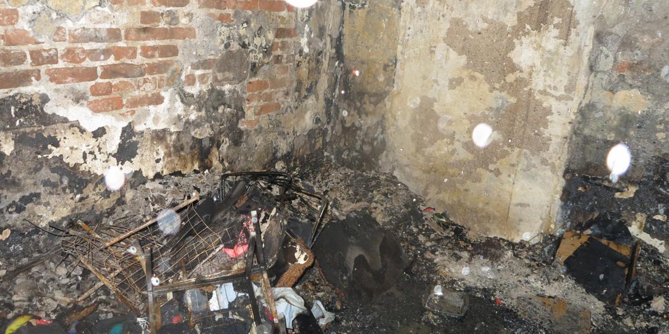 Eine völlig ausgebrannte Wohnung nach einem Brand in Köln 2018.
