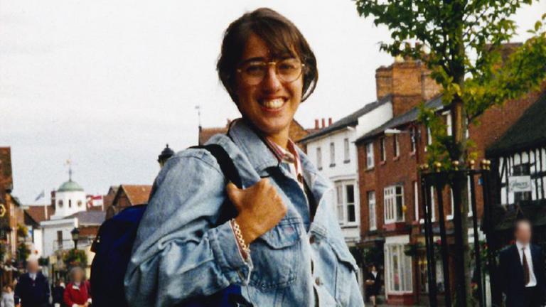 Foto von Amy Lopez im Jahr 1994. Sie ist in Denim gekleidet.