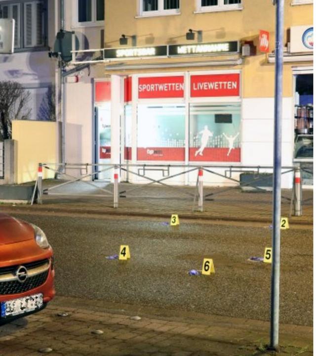 Links: Der Tatort in Maintal-Dörnigheim, direkt an der Kennedystraße. Rechts: Der Täter schoss von der Straße aus in das Wettbüro.