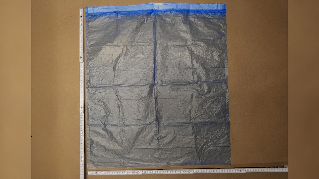 Ein bläulich transparenter Müllbeutel