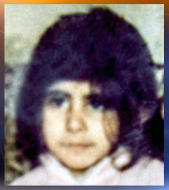 Foto des ermordeten Mädchens: Zeynep hat dunkle schulterlange Haare und einen Pony. Sie trägt ein weißes Kleid. 