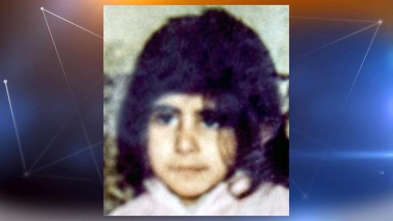 Foto des ermordeten Mädchens: Zeynep hat dunkle schulterlange Haare und einen Pony. Sie trägt ein weißes Kleid. 