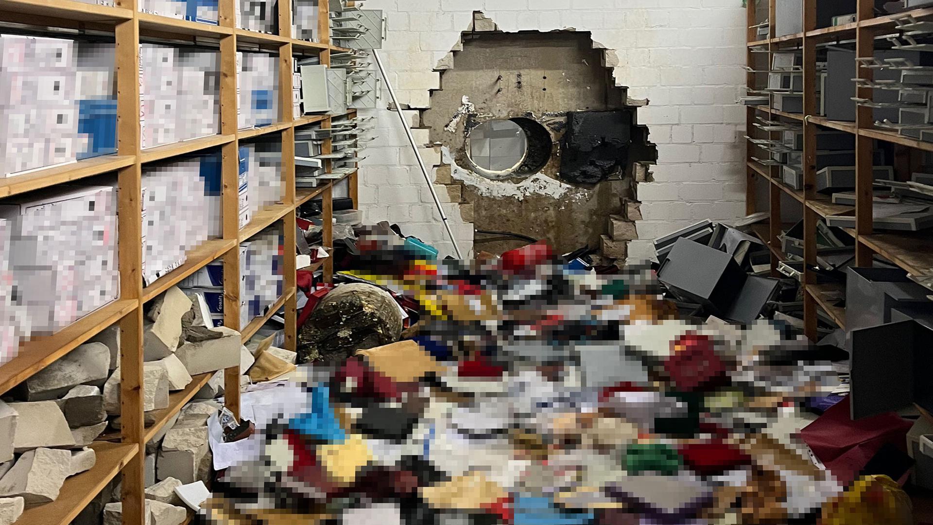 Der Tresorraum nach dem Einbruch. Auf dem Boden liegt der Inhalt verstreut.