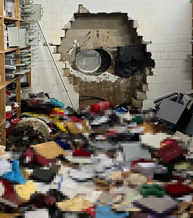 Der Tresorraum nach dem Einbruch. Auf dem Boden liegt der Inhalt verstreut.