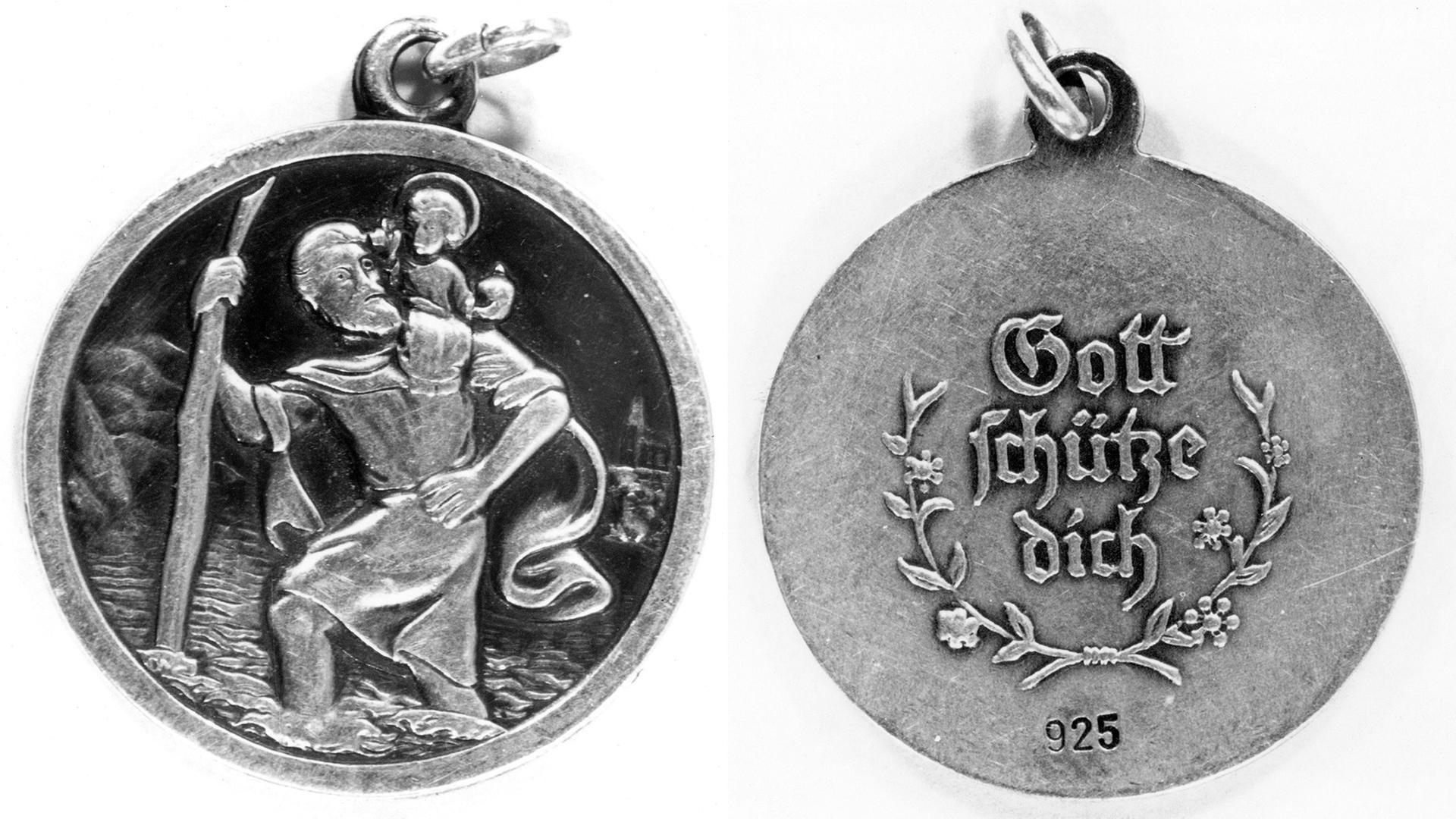 Vorder- und Rückseite eines silbernen Christophorus-Medaillons. Auf der Vorderseite: Ein Riese trägt ein Kind auf den Schultern durch einen Fluss. Auf der Rückseite steht "Gott schütze dich" geschrieben.
