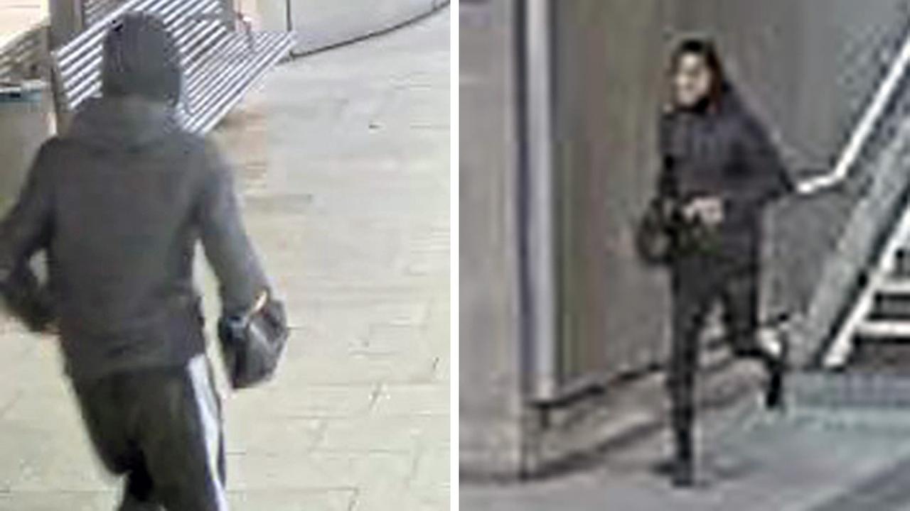 Ein Mann mit grauer Jacke und schwarzer Jogginghose läuft durch eine U-Bahn-Station