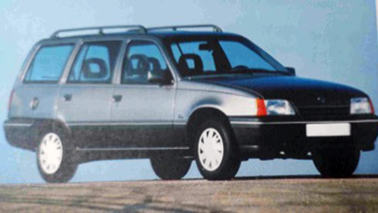 Ein blau-grauer Opel Kadett