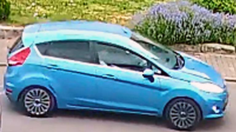 Ein hellblauer Ford Fiesta