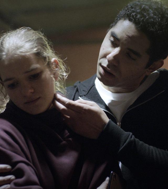 Nachgestellte Szene: Ein Mann belästigt eine Teenagerin.