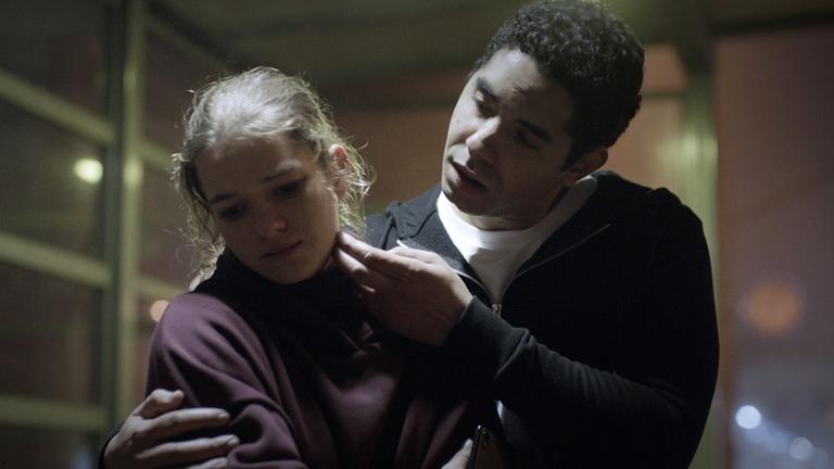 Nachgestellte Szene: Ein Mann belästigt eine Teenagerin.