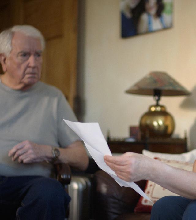 Nachgestellte Szene: Ein Ehepaar begutachtet eine Zahlungsaufforderung.