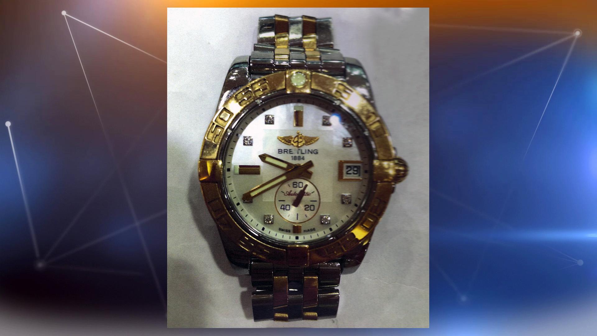 Eine Armbanduhr der Marke Breitling mit silber-goldenem Armband, goldener Lünette und weißem Ziffernblatt