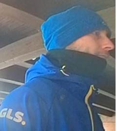 Der gesuchte "Paketbote":  Bei der Tat trug er eine blaue Jacke und Mütze.