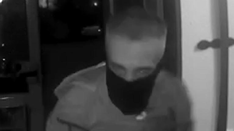 Der erste Täter ist blond, schlank und groß. Er trägt ein Shirt mit Polizei-Aufdruck.