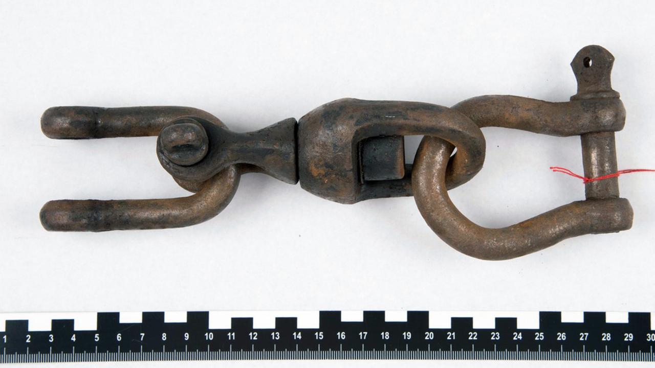 Die Schäkel-Konstellation, die an der Rettungsweste des Opfers befestigt war: ein U-Profil und ein Hufeisenprofil.