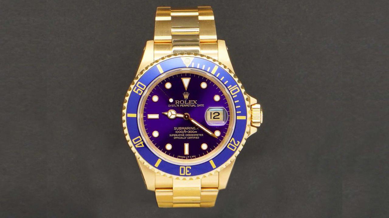 Eine Rolex-Armbanduhr mit lilafarbenem Ziffernblatt und lilafarbener Lünette