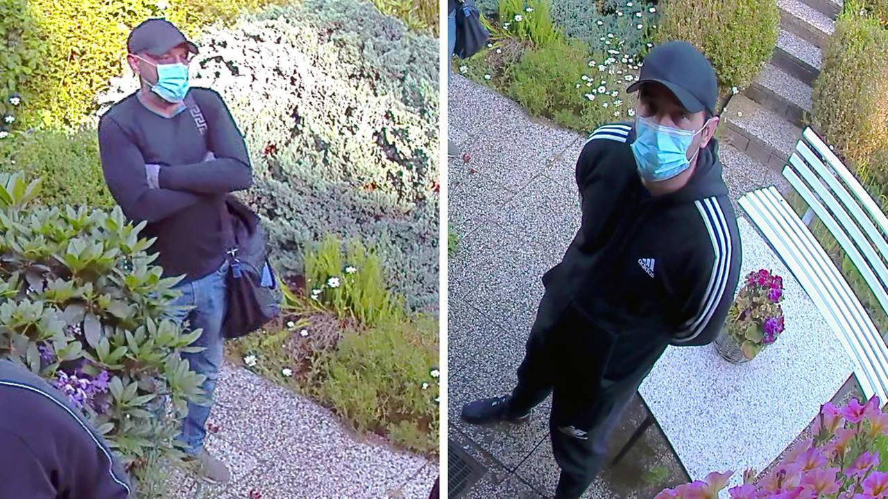 Die Gesuchten warten vor der Tür. Links ein Mann mit schwarzer Kappe, blauem Mundschutz, schwarzem Longsleeve und Jeans, sowie Gummihandschuhen. Rechts ein Mann mit schwarzer Kappe, schwarzem Adidas-Anzug mit weißen Streifen und hellblauem Mundschutz.