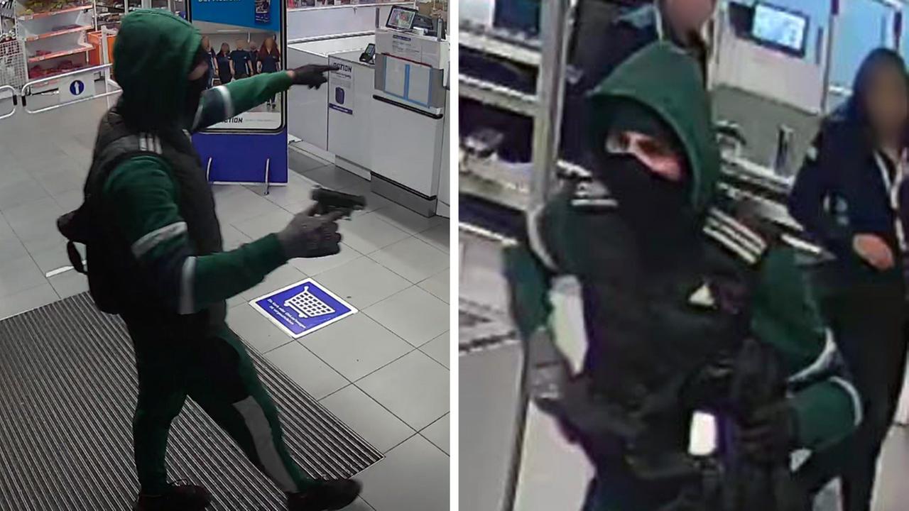 Ein Mann im grünen Jogging-Anzug auf den Bildern einer Überwachungskamera. Mit der Waffe in der Hand gibt er dem Personal Anweisungen.