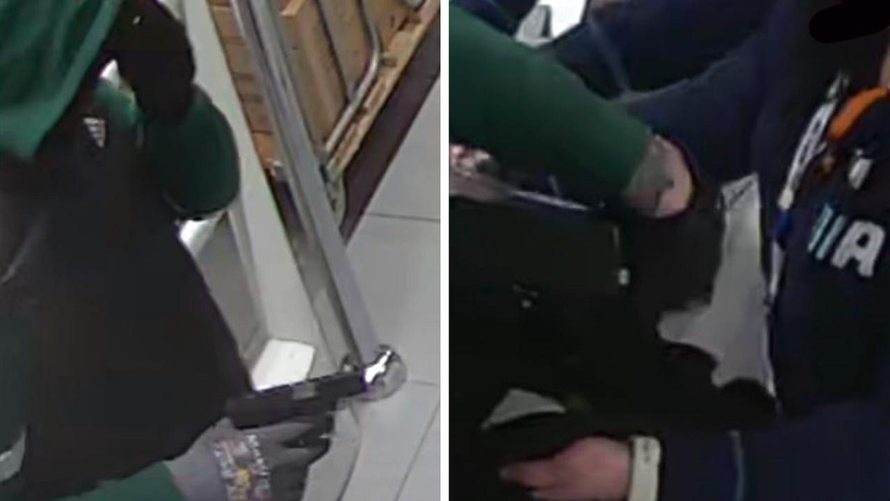 Links: Ein Mann mit unterschiedlichen Handschuhen auf den Bildern einer Überwachungskamera. Rechts: Ein markantes Tattoo auf dem linken Arm des Räubers.