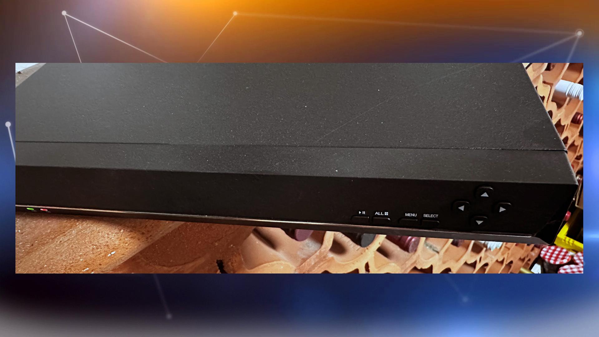 Auf einem Festplattenrekorder der Firma DVS GmbH wurden Überwachungsvideos gespeichert, die die Täter zeigen.