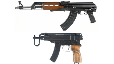 Zastava M70 Sturmgewehr und Scorpion Maschinenpistole mit Schalldämpfer