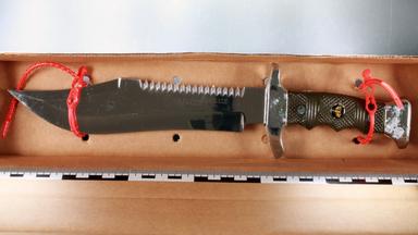 Das Messer, mit dem der Taxifahrer verletzt wurde: Ein sogenanntes Rambo-Messer mit 21 Zentimeter langer Klinge.